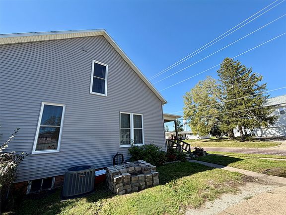 3rd image of 918 Armory Ave