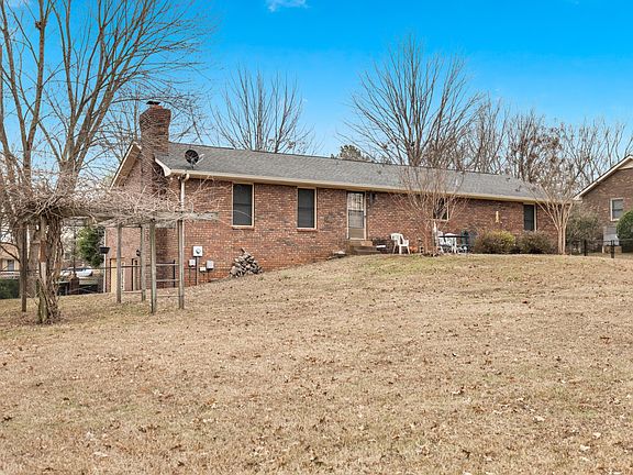 4th image of 305 Mosley Dr