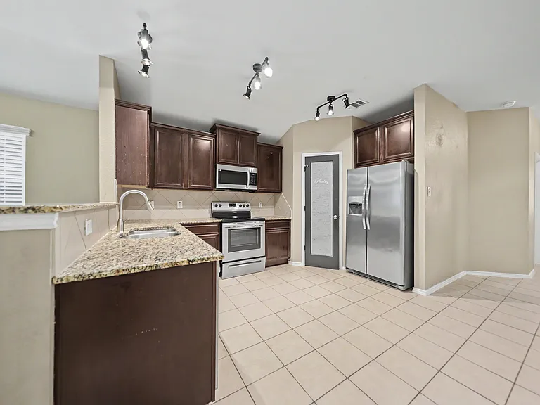 4907 Bayer Hollow Dr — Photo 4