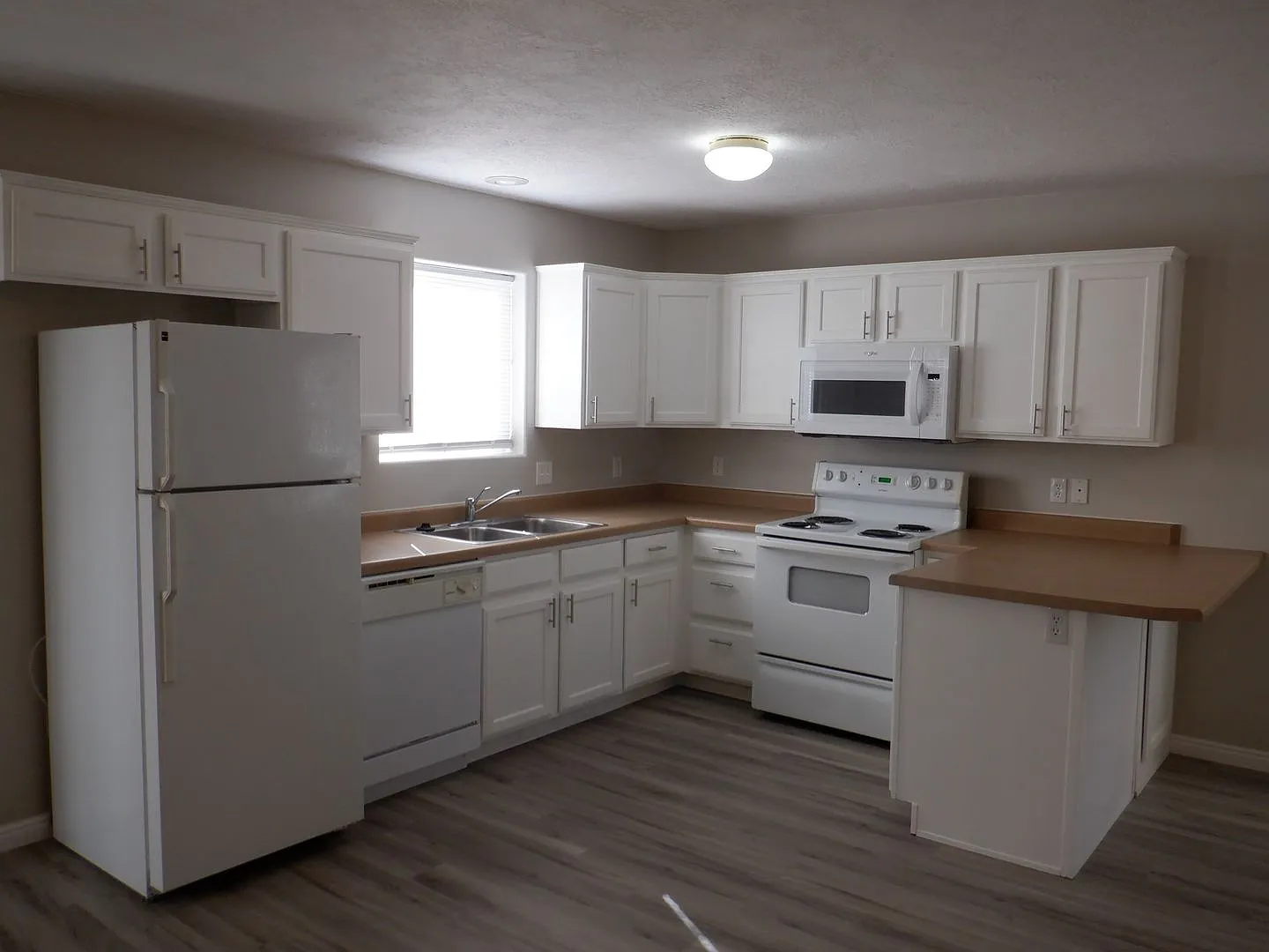 Move-In Discount! 3 bed 2 bath - Twin home — Photo 4