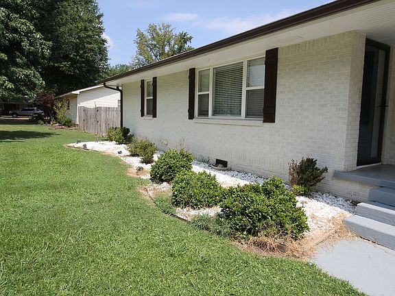 3rd image of 1809 Woodland Dr