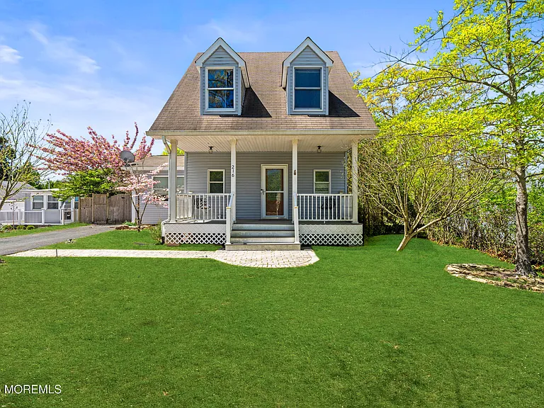 216 Chatham Ave — Photo 2