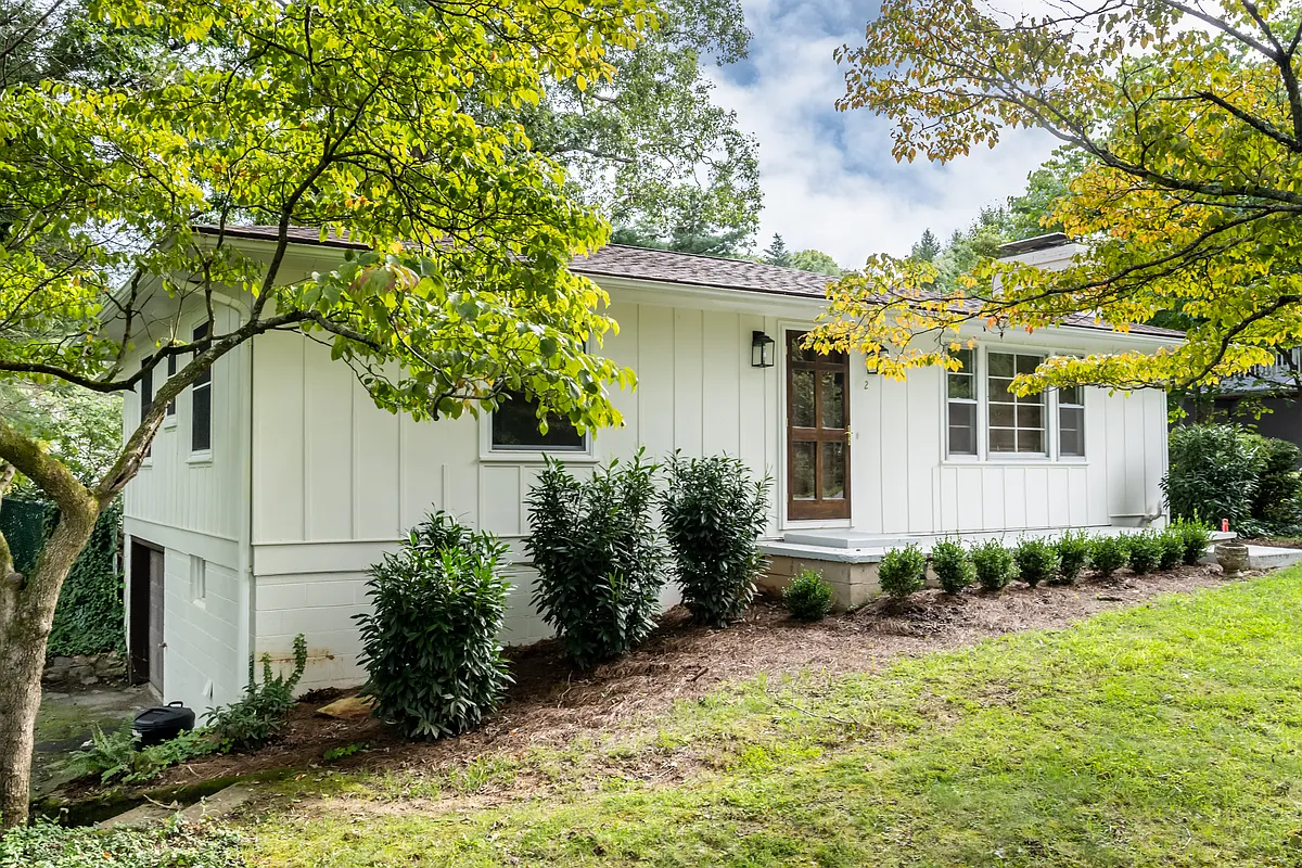 Building Photo - 2 Ridgefield Pl