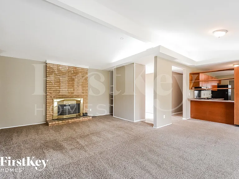 2405 Brook Dr — Photo 3