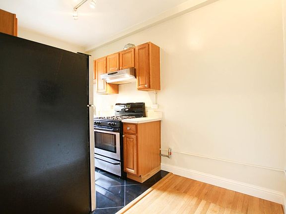 3rd image of 625 Leavenworth St APT 404