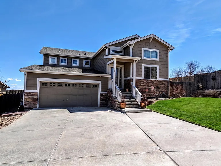 Front yard with x3 extra parking spots