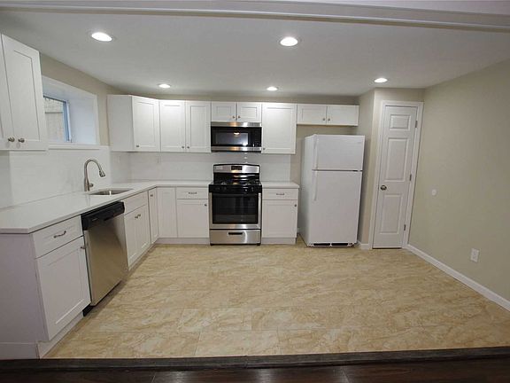 3rd image of 131 W Court Dr