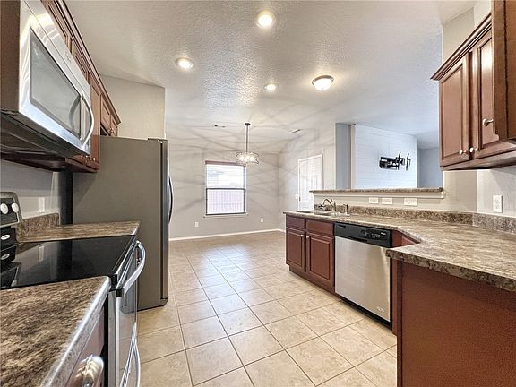 4th image of 604 W Gillian Ave