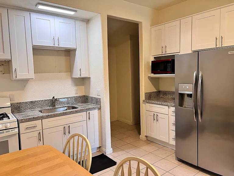 1827 Gardenia Ave #B — Photo 3