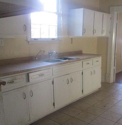 5th image of 423 Buford St