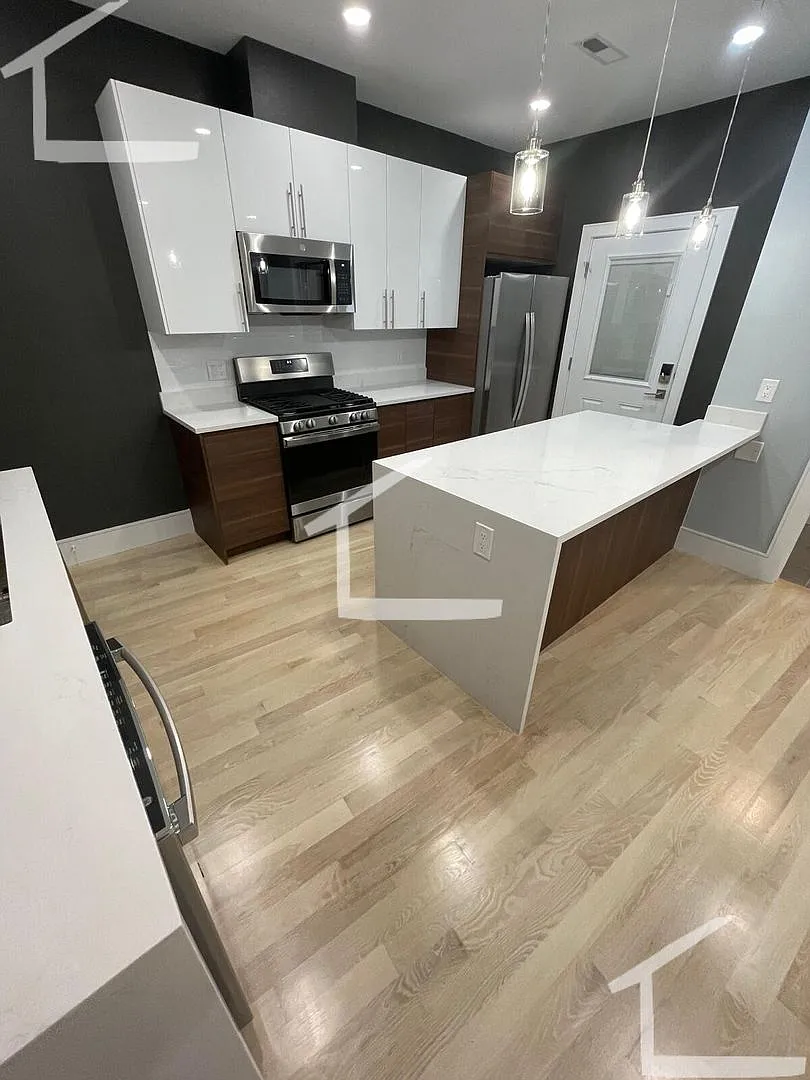 State of the Art, and No Fee! Washington Square Luxury! Sunny XL Rooms, 3 baths! Laundry in Unit.... — Photo 3