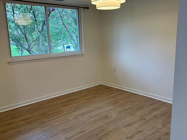 217 Victor Pkwy #G — Photo 10