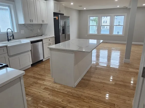 69 Cutler St APT 2, Worcester, MA 01604