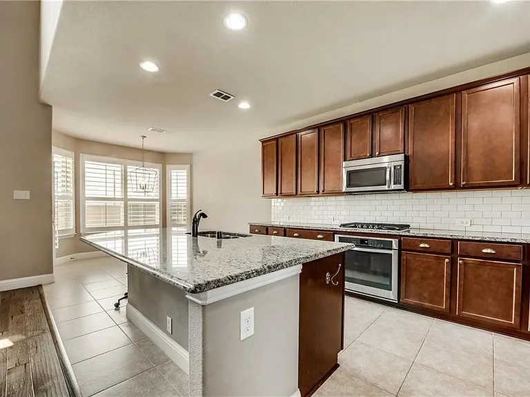 1025 Spring Falls Dr — Photo 7