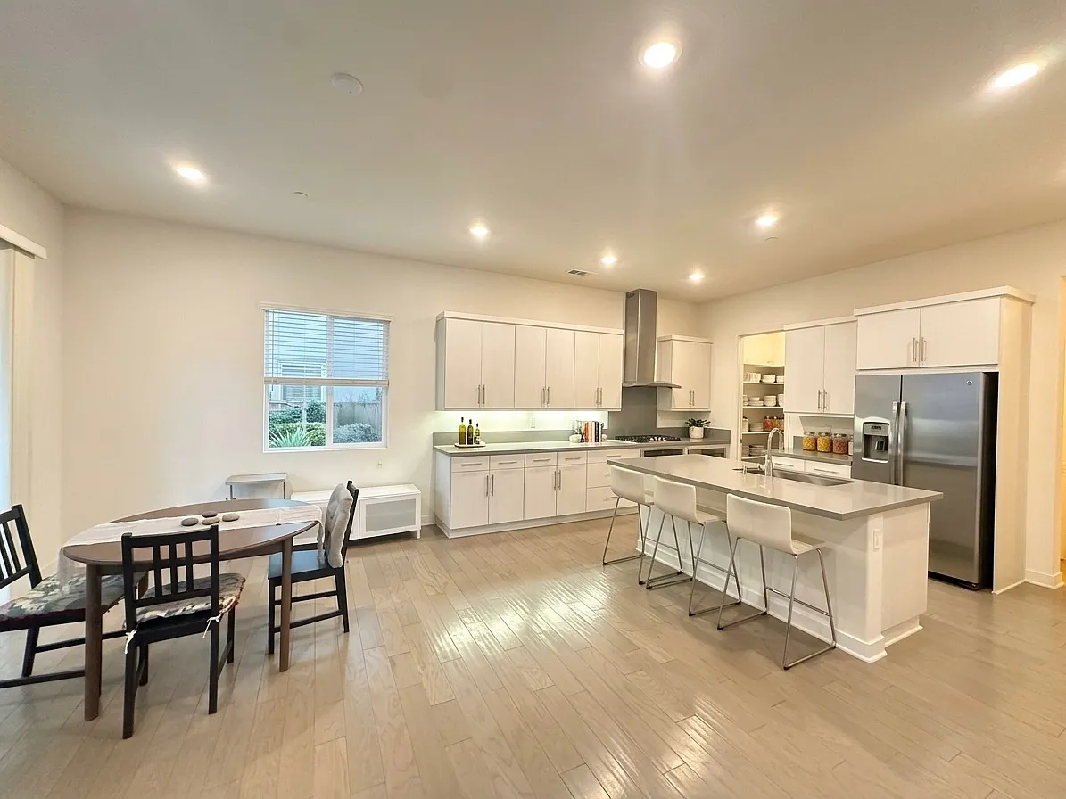3 bed, 2.5 bath, 2013 sqft, $5,300 — Photo 3
