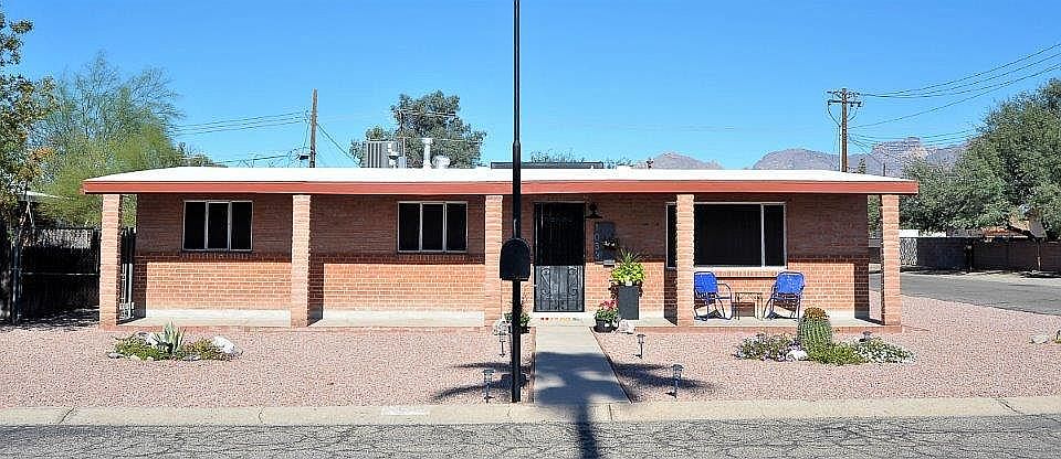 Very private , Corner lot! 