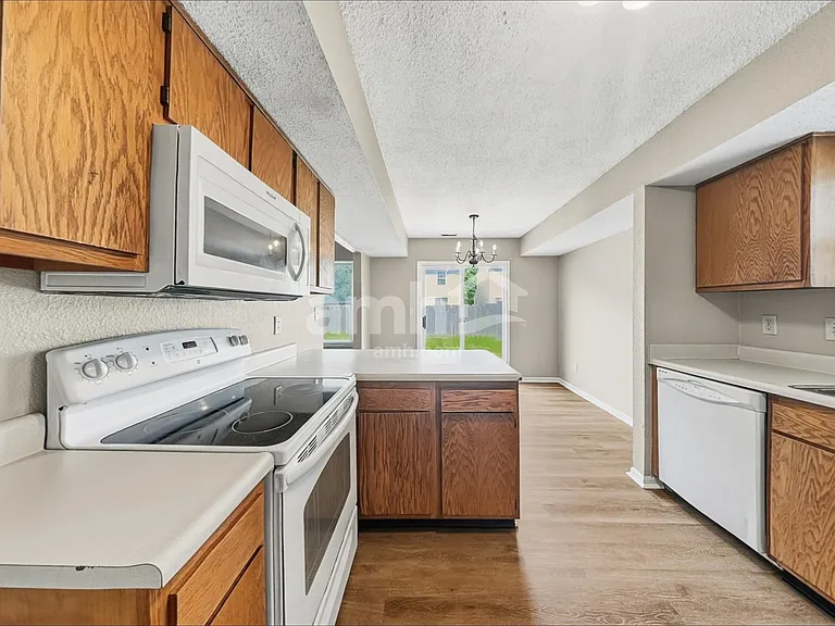 10240 Draycott Ave — Photo 3