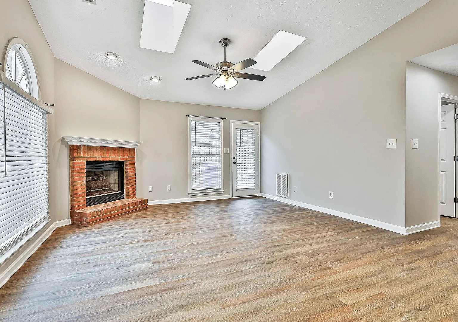 Immaculate 2bed/2ba in Fayetteville with Lawn Care Included — Photo 2