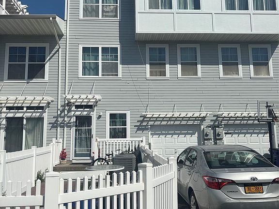 4th image of 165 Commodore Circle W