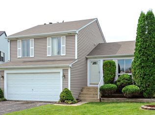 12 Bayberry Ct, Streamwood, IL