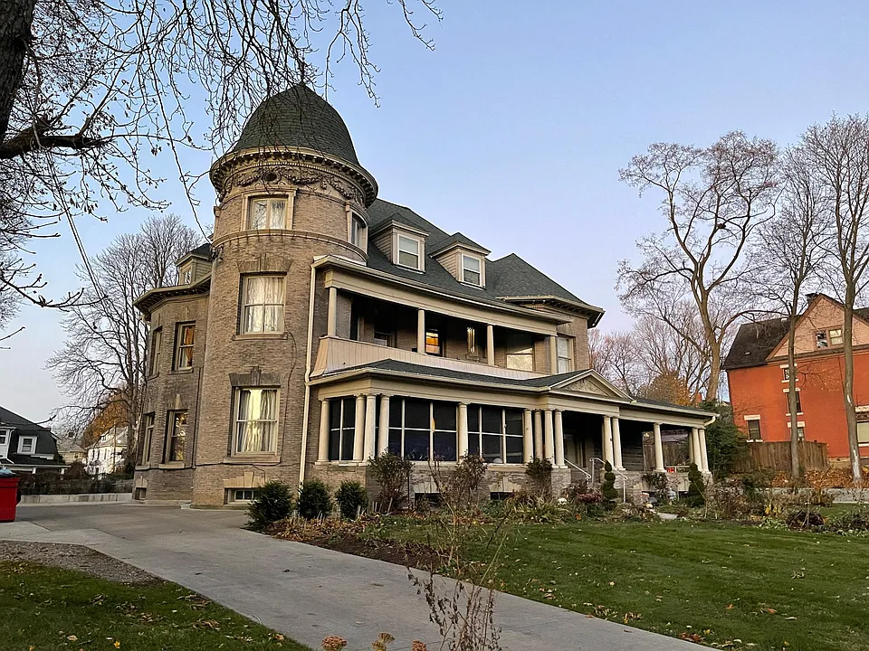 84 Riverside Dr