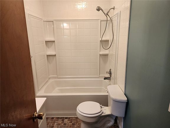 5th image of 1107 Wellman St