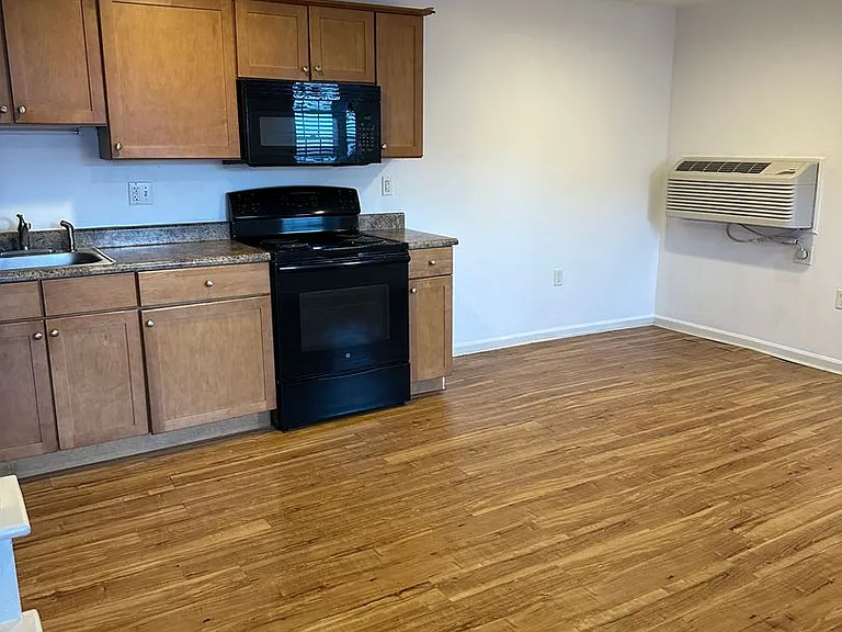 36 W Market St — Photo 2