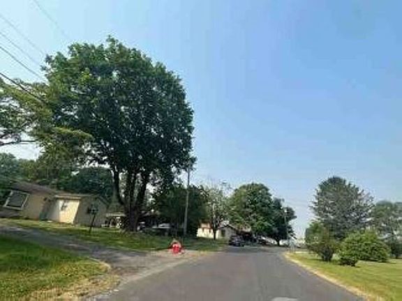 Exterior Neighborhood (street photo)