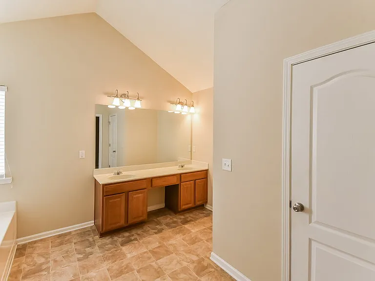 1061 Southwood Dr — Photo 10