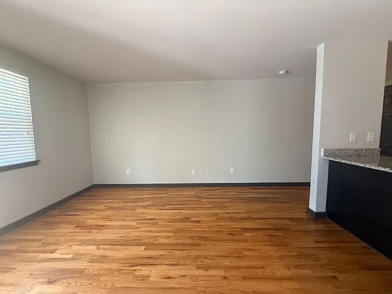 The Ridgewood Apartments in Woodbine - Remodeled Units - Gated Access - Convenient - Ample Parkin... — Photo 21