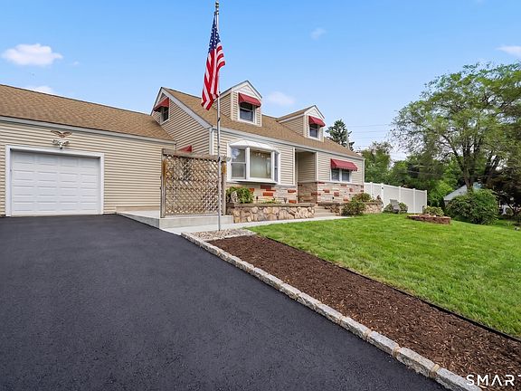 5th image of 941 Lyman Avenue