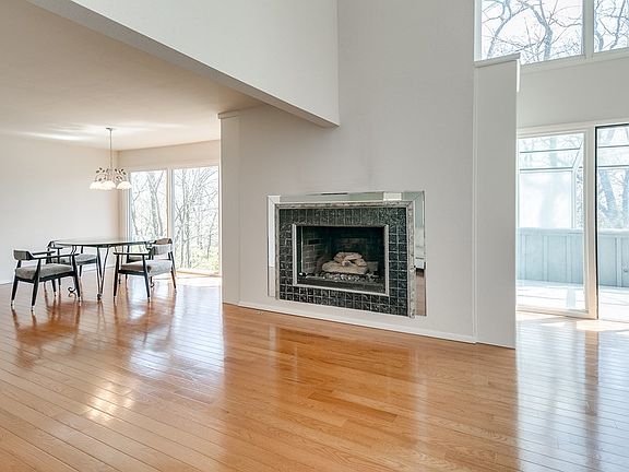 3rd image of 1713 E Clark St