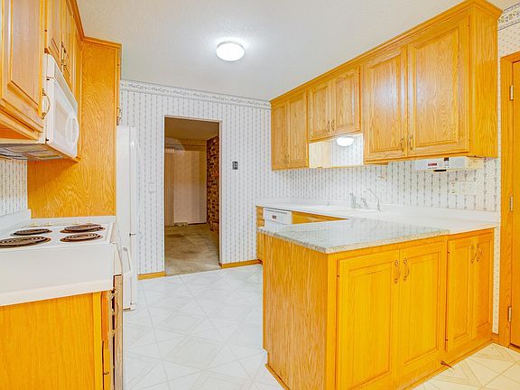 3rd image of 121 Mississippi Ln