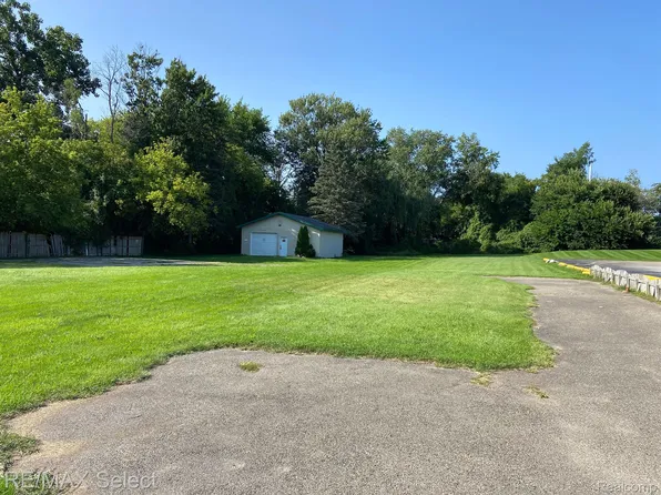 1049 E Bristol Rd, Burton, MI 48529