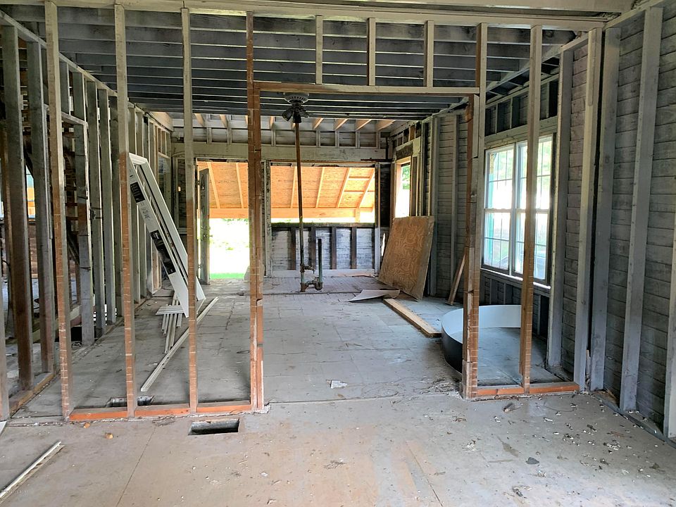 2nd image of 2922 Wurtele Ave