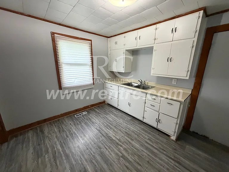 1206 Robinson St — Photo 2
