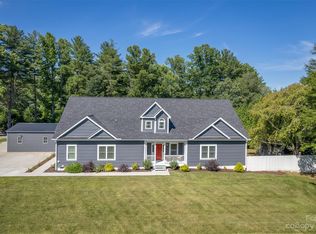 1 Shadow Valley Dr, Hendersonville, NC 28739