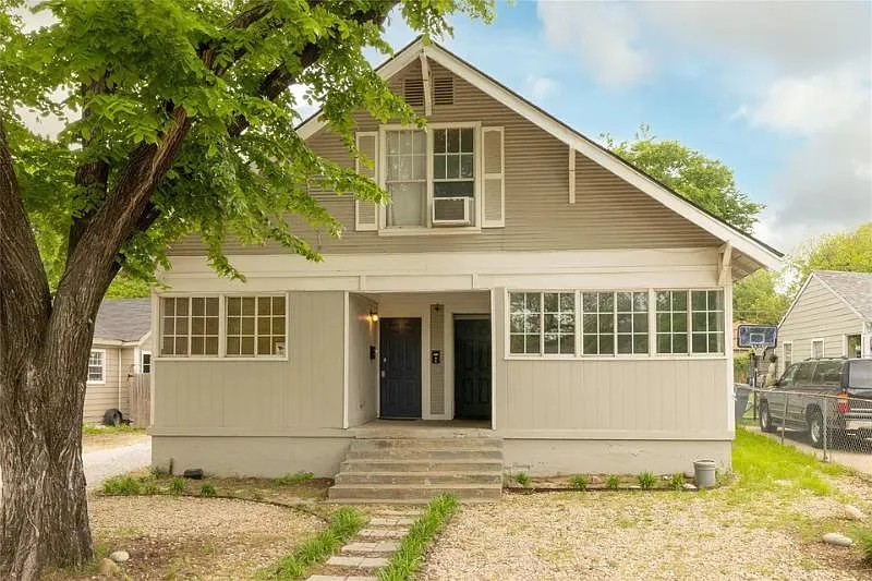 3 bed, 1.0 bath, 997 sqft, $815 — Photo 2