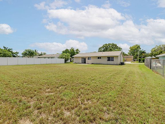 5th image of 1621 SE Cascella Court