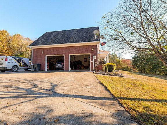 5th image of 575 Haywood Rd