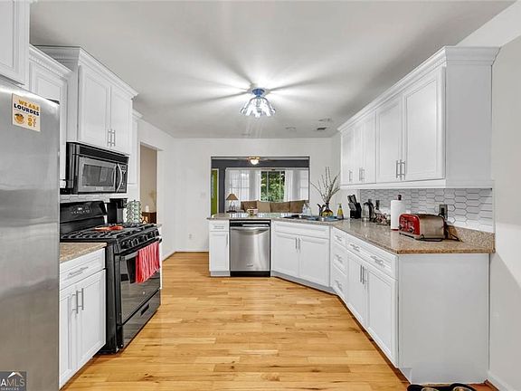 4th image of 276 Logan St SE