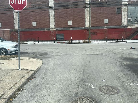 4th image of 2049 Aikens St