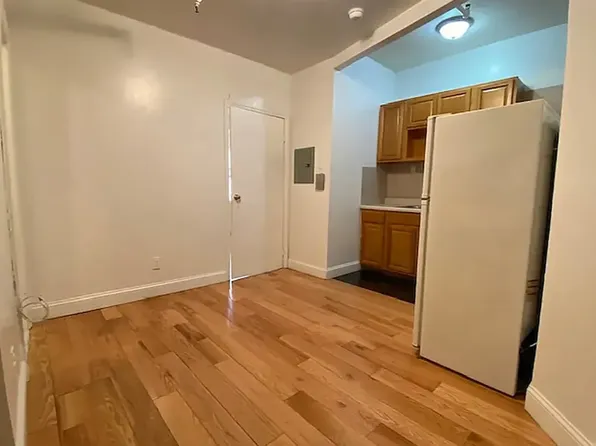 375 Pleasant Avenue image 3 of 6