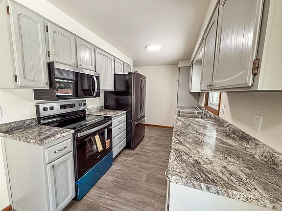 2nd image of 711 Horseshoe Dr