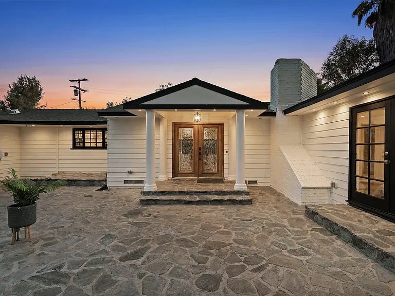 5835 Hillview Park Ave — Photo 1
