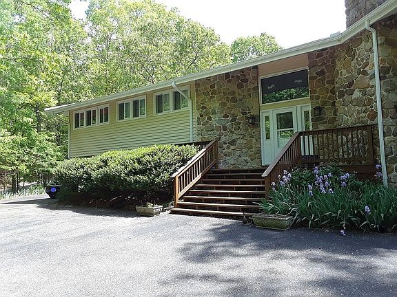 4th image of 3180 Laurel Dr