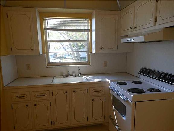 4th image of 113 E Westbury #113