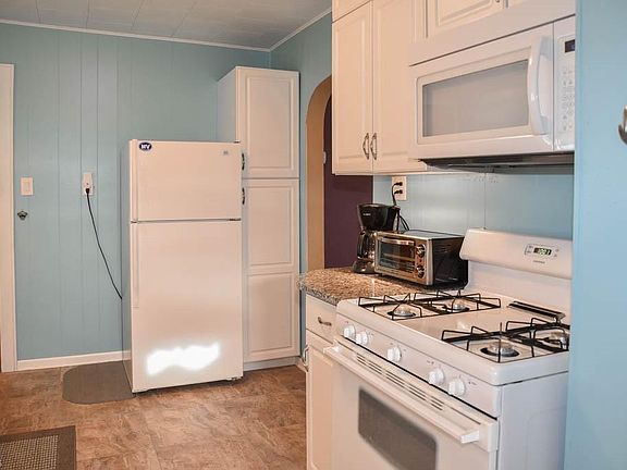 5th image of 264 Huron St