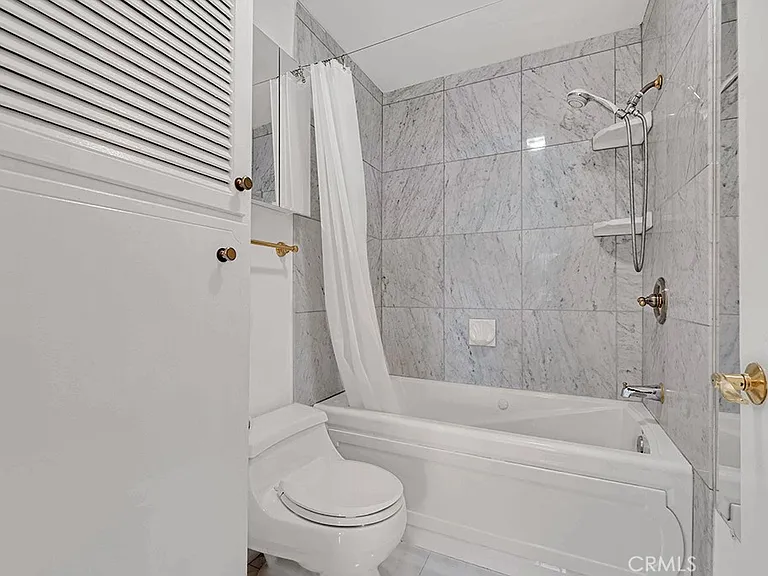 5301 Balboa Blvd — Photo 24
