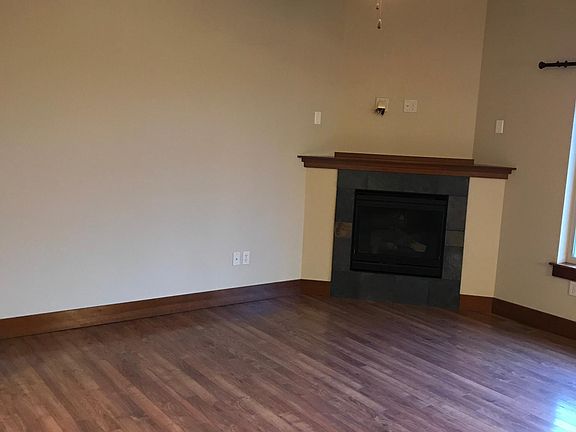 Living room w/gas fireplace